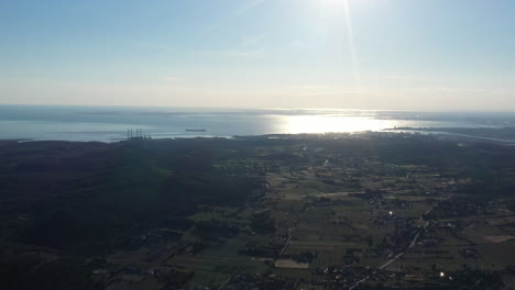 Luftaufnahme-Der-Südlichen-Waldlandschaftsfelder-Und-Des-Mittelmeers-Im-Hintergrund